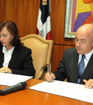Nathali María Hernández y Francisco Domínguez Brito firman el acuerdo. [Foto: Procuraduría].